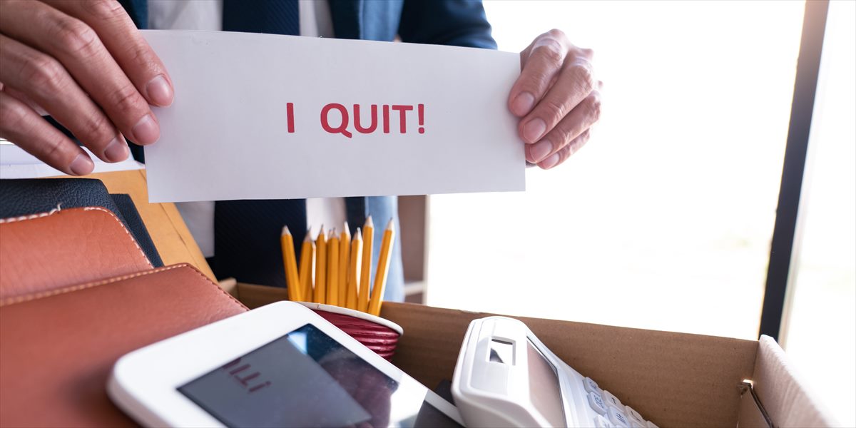 仕事を辞めるために荷物を整理する